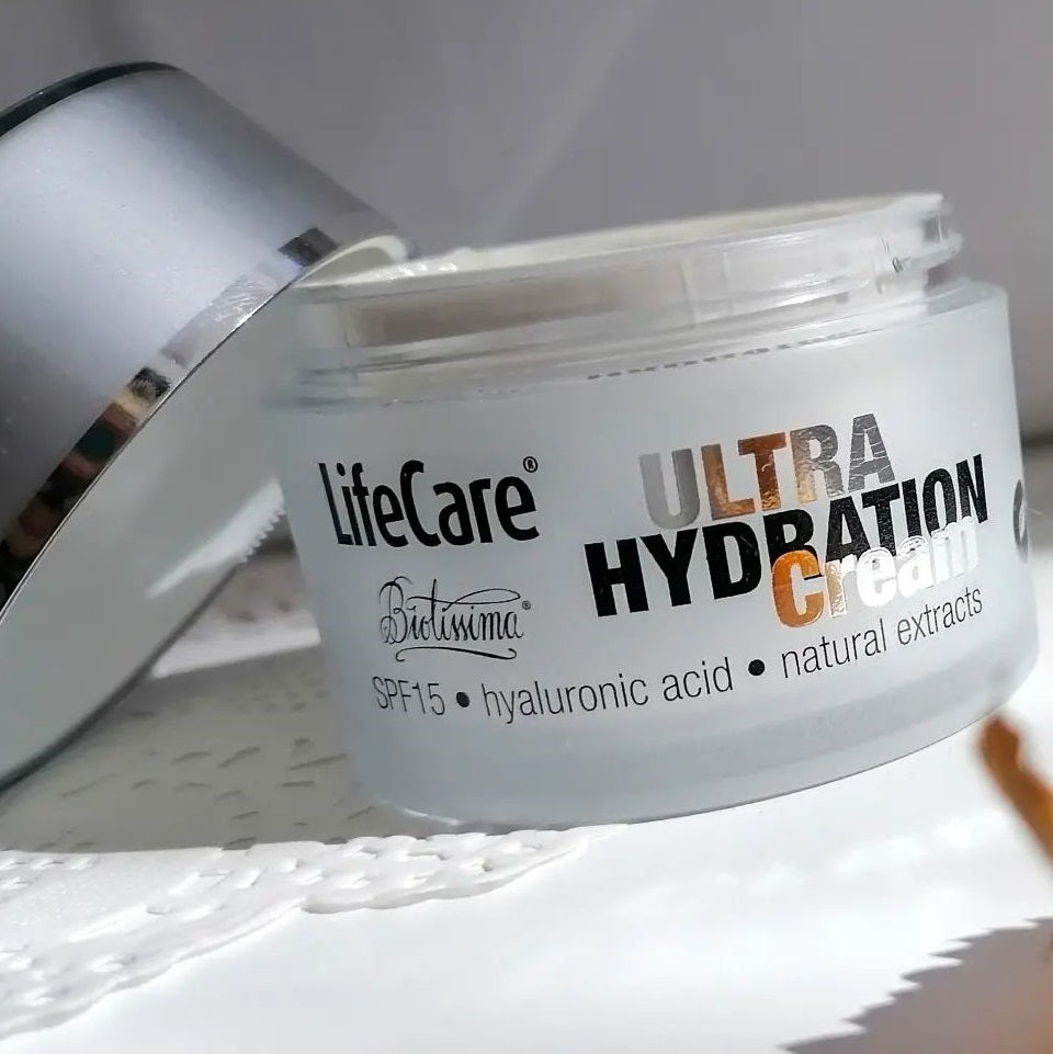 Ultra moisturizing cream with SPF 15 and hyaluronic acid